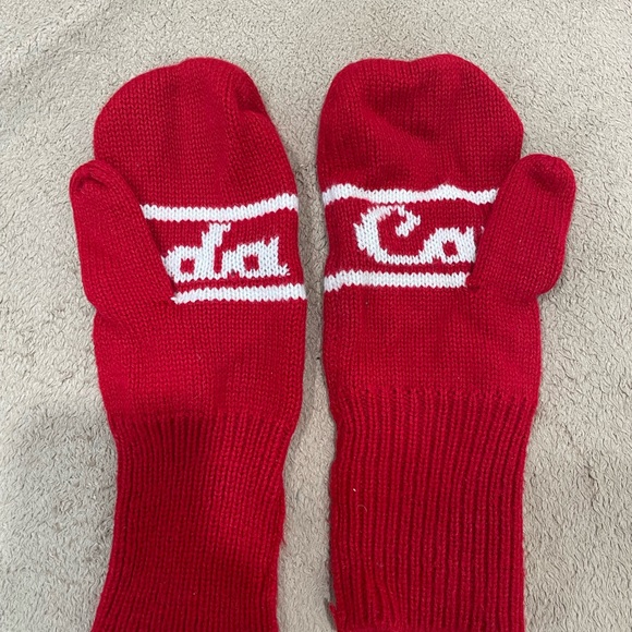 Canada red mittens - Picture 2 of 2